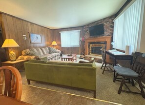 Een smart-tv, een open haard, tafelvoetbal en boeken