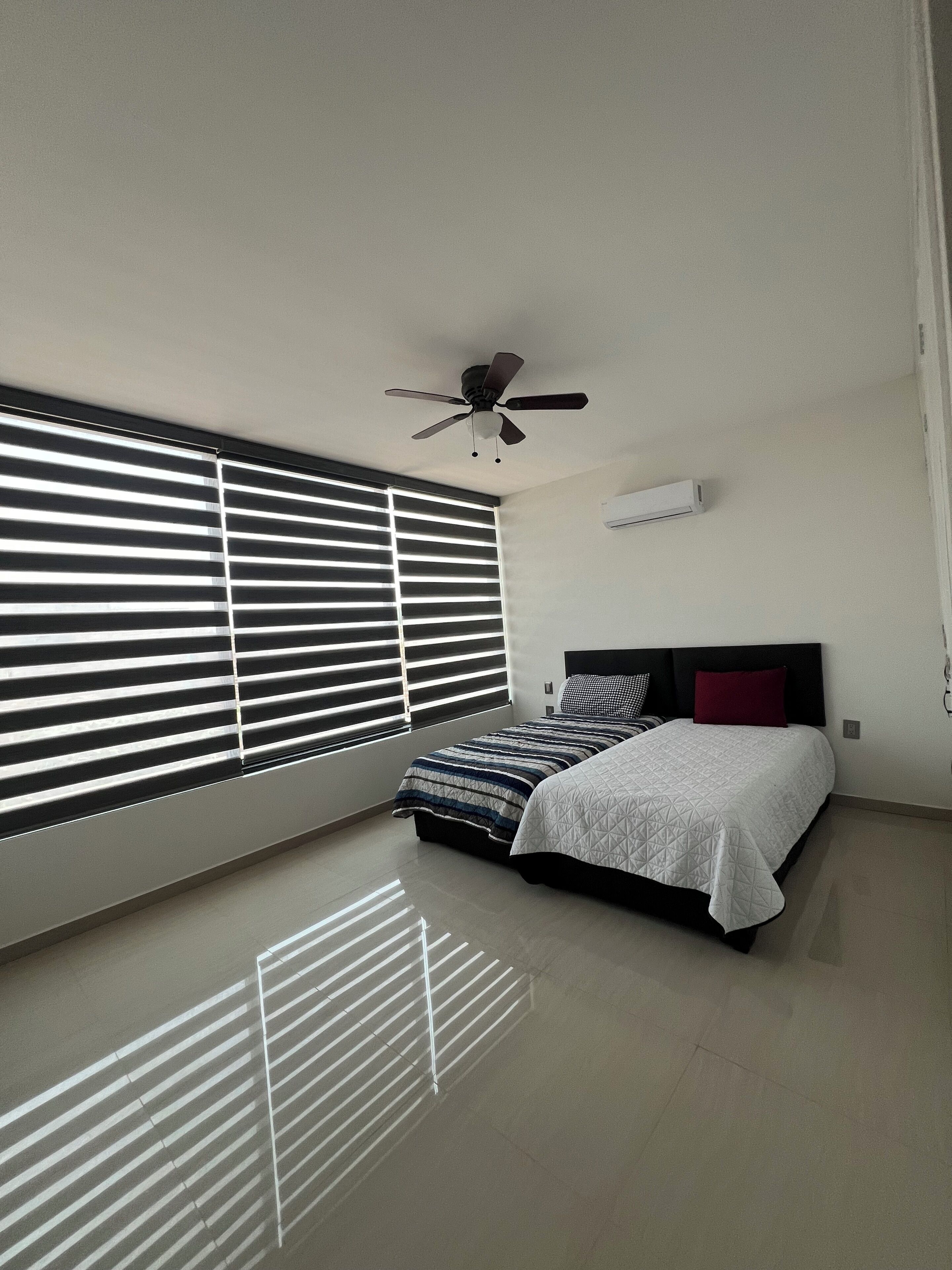 5 bedrooms, iron/ironing board, internet, bed sheets