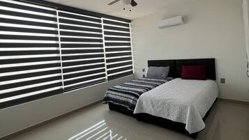 5 bedrooms, iron/ironing board, internet, bed sheets