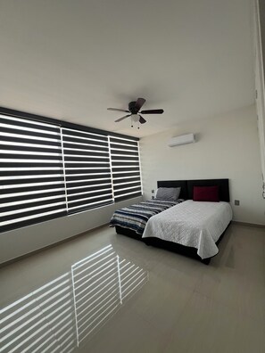 5 bedrooms, iron/ironing board, internet, bed sheets