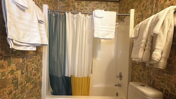 Een haardroger, handdoeken, zeep, shampoo