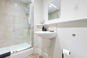 Douche, sèche-cheveux, serviettes fournies, shampoing
