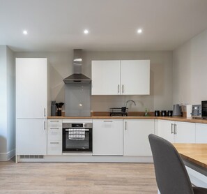 Fridge, microwave, oven, stovetop - Central 1BR Flat Near Old Town and Hull College (Kingston upon Hull)