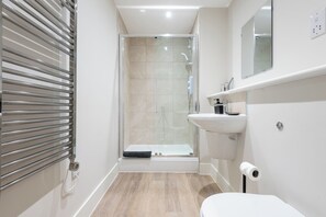 Shower, hair dryer, towels, shampoo - Central 1BR Flat Near Old Town and Hull College (Kingston upon Hull)