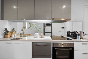 Kühlschrank, Mikrowelle, Ofen, Herdplatte