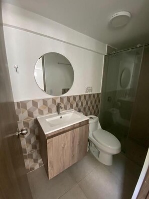 Basic-værelse til 3 personer - udsigt til have | Badeværelse | Gratis toiletartikler, Sæbe, Shampoo, Toiletpapir