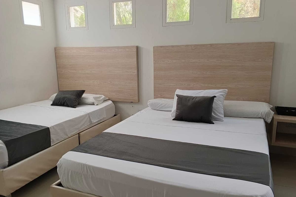 Chambre triple de base, vue sur le jardin | Bureau, accĂšs au Wi-Fi (inclus)