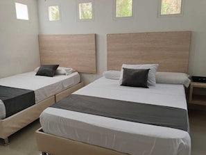 Habitación triple básica, vista al jardín | Ropa de cama hipoalergénica, camas con efecto memoria y wifi gratis 