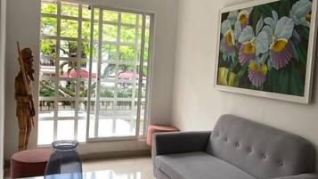 Quarto casal básico, varanda, vista para o jardim | Área de estar