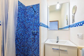 Een douche, handdoeken