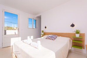 3 dormitorios, tabla de planchar con plancha, ropa de cama