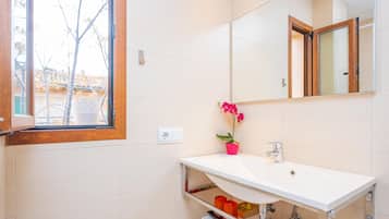 Een haardroger, een bidet, handdoeken