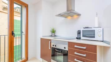 Een koelkast, een microgolfoven, een oven, een kookplaat