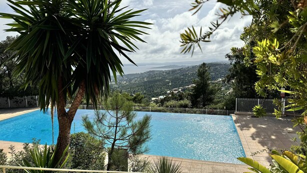 Una piscina con vista a un paisaje montañoso.