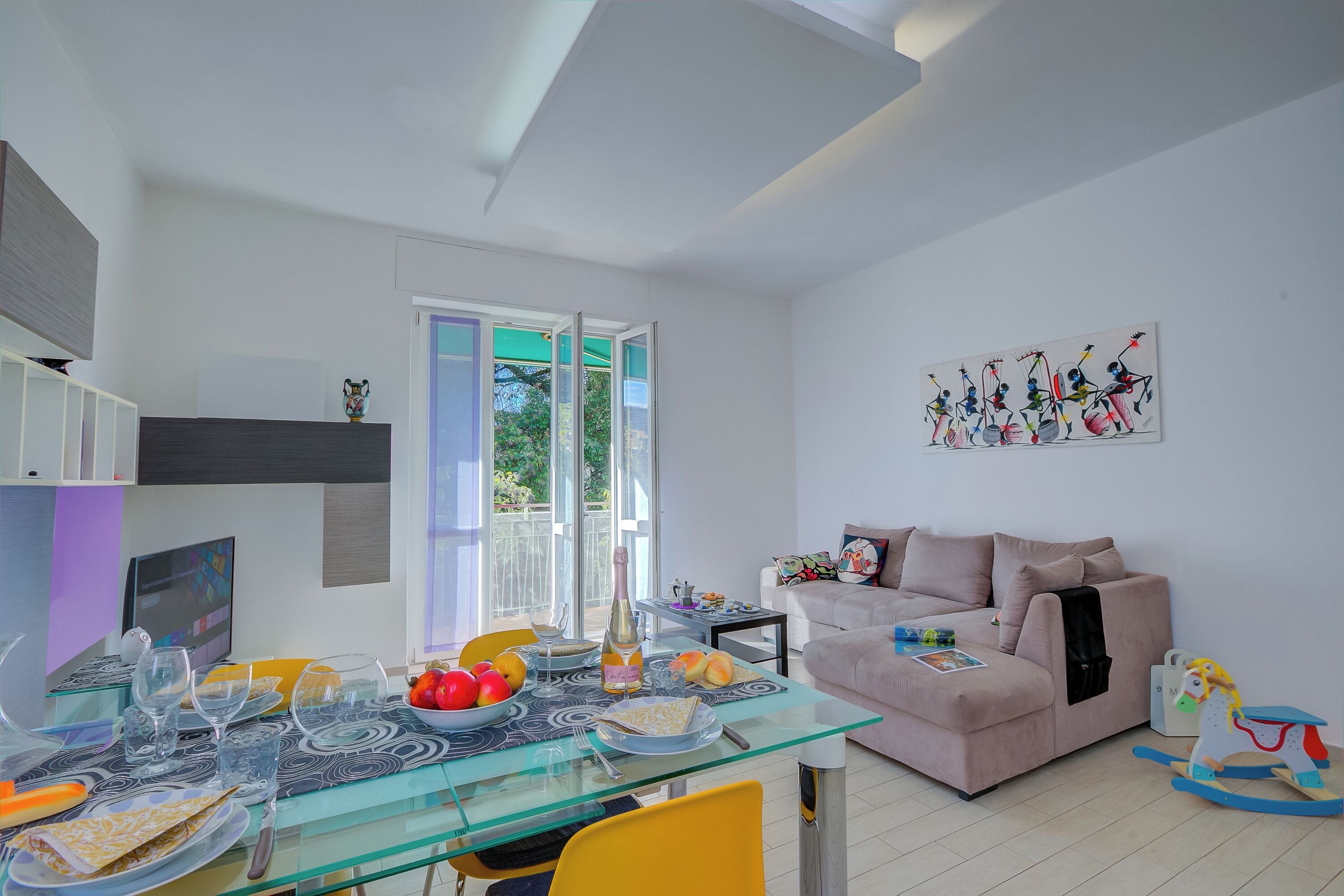 Appartement familial, plusieurs chambres (Asia Apartment Laveno Center) | Aire de séjour | Téléviseur connecté de 21 po avec télévision numérique