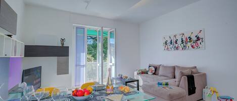 Appartement familial, plusieurs chambres (Asia Apartment Laveno Center) | Aire de séjour | Téléviseur connecté de 21 po avec télévision numérique
