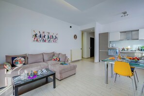 Familieleilighet, flere soverom (Asia Apartment Laveno Center) | Oppholdsområde | En 21-tommers smart-TV med digitale kanaler