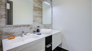 ファミリー アパートメント 2 ベッドルーム バルコニー (Asia Apartment: 2BR in Laveno Center) | 内装