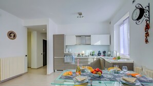 ファミリー アパートメント 2 ベッドルーム バルコニー (Asia Apartment: 2BR in Laveno Center) | お食事