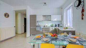 Appartement Familial, 2 chambres, balcon (Asia Apartment: 2BR in Laveno Center) | Restauration