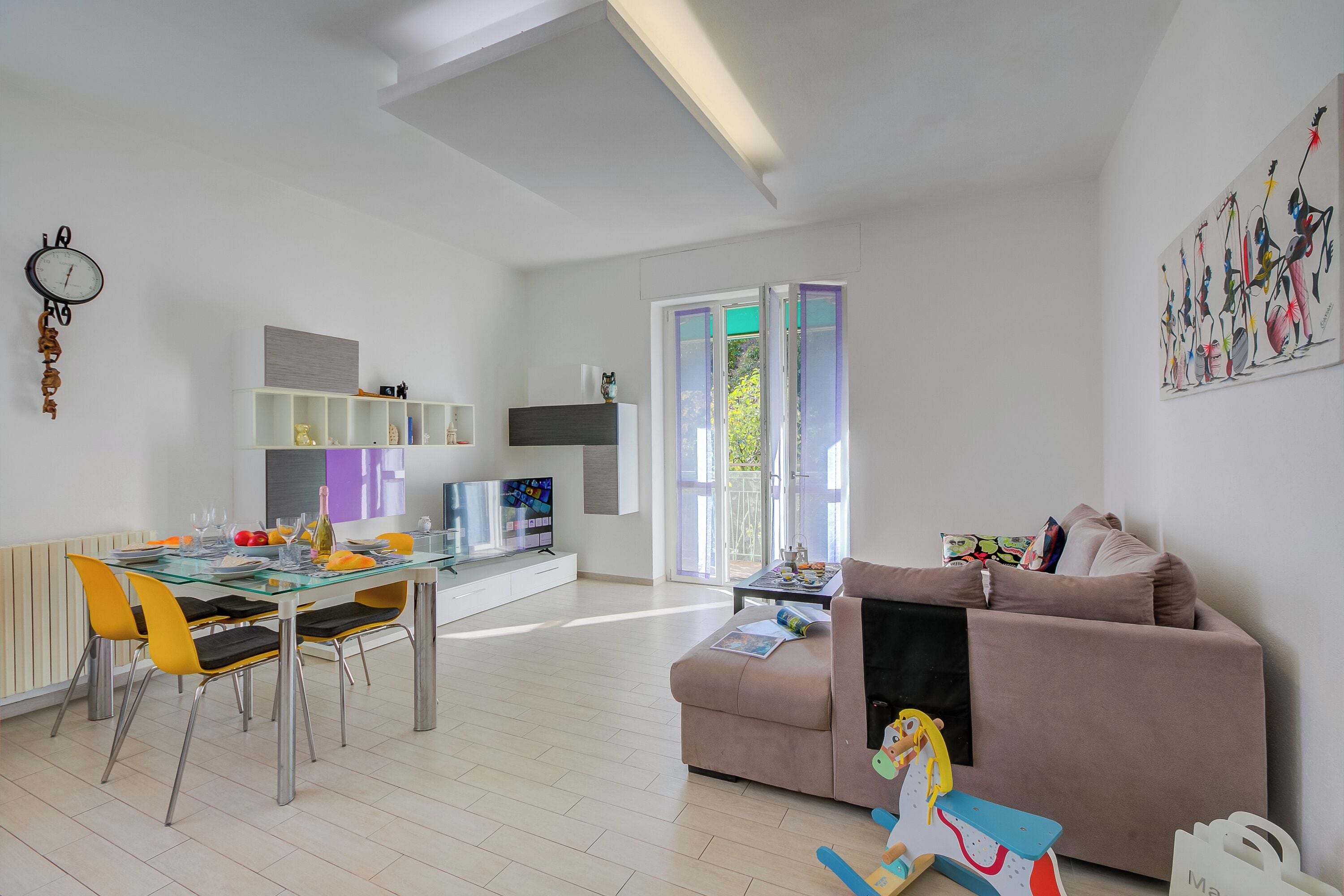 Appartement Familial, 2 chambres, balcon (Asia Apartment: 2BR in Laveno Center) | Coin séjour | TV connectée