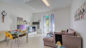 ファミリー アパートメント 2 ベッドルーム バルコニー (Asia Apartment: 2BR in Laveno Center) | リビング エリア | スマートテレビ