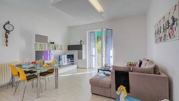 Appartement Familial, 2 chambres, balcon (Asia Apartment: 2BR in Laveno Center) | Coin séjour | TV connectée