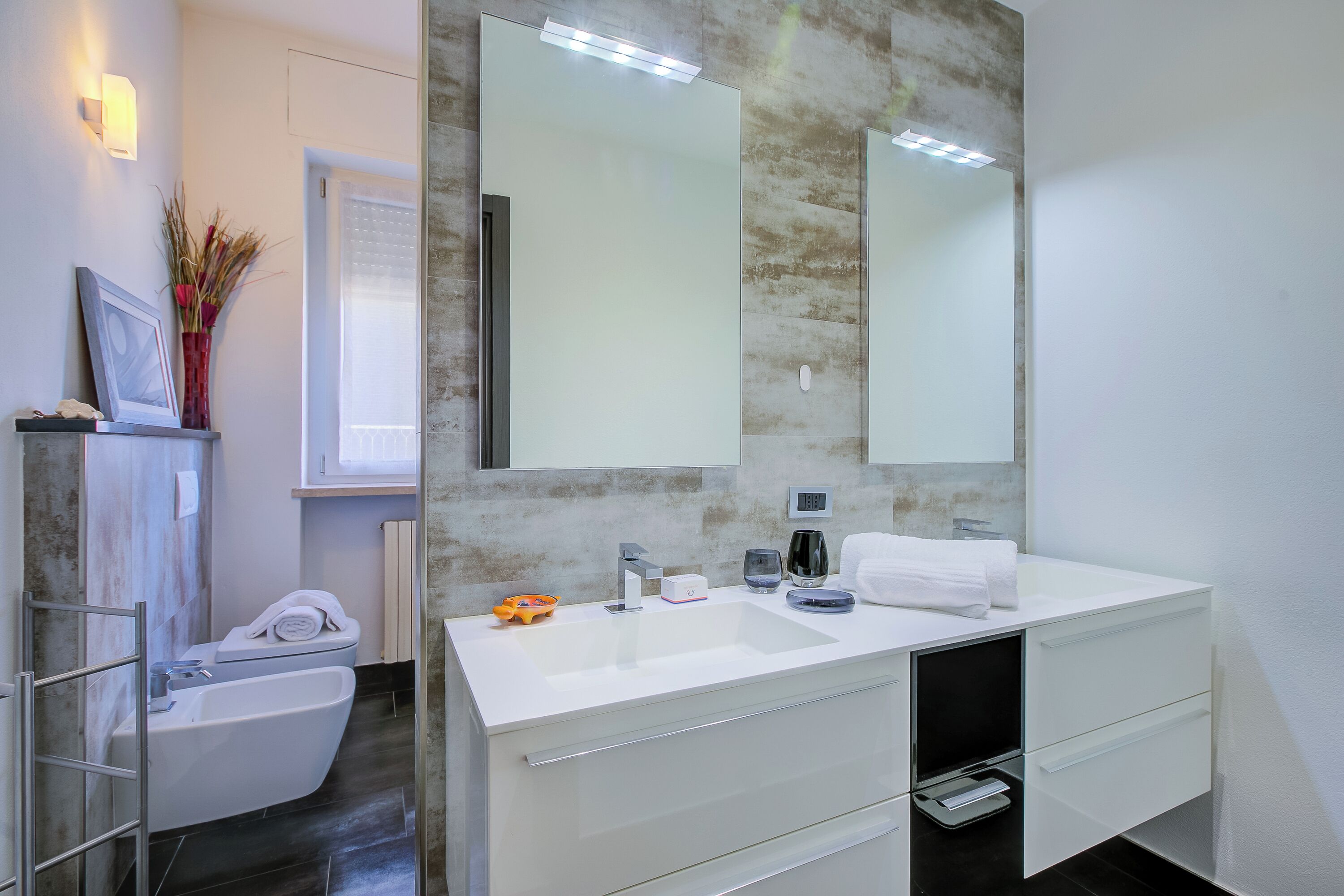 อพาร์ทเมนท์สำหรับครอบครัว, หลายห้องนอน (Asia Apartment Laveno Center) | ห้องน้ำ | ฝักบัว, ไดร์เป่าผม, โถสุขภัณฑ์แบบบิเดท์, ผ้าเช็ดตัว