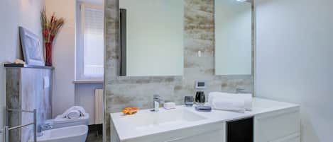 อพาร์ทเมนท์สำหรับครอบครัว, หลายห้องนอน (Asia Apartment Laveno Center) | ห้องน้ำ | ฝักบัว, ไดร์เป่าผม, โถสุขภัณฑ์แบบบิเดท์, ผ้าเช็ดตัว