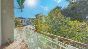 ファミリー アパートメント 2 ベッドルーム バルコニー (Asia Apartment: 2BR in Laveno Center) | 施設の敷地