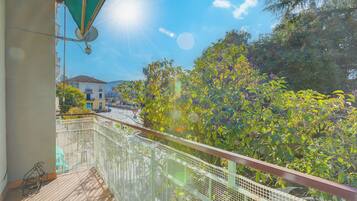 Appartement Familial, 2 chambres, balcon (Asia Apartment: 2BR in Laveno Center) | Enceinte de l’hébergement
