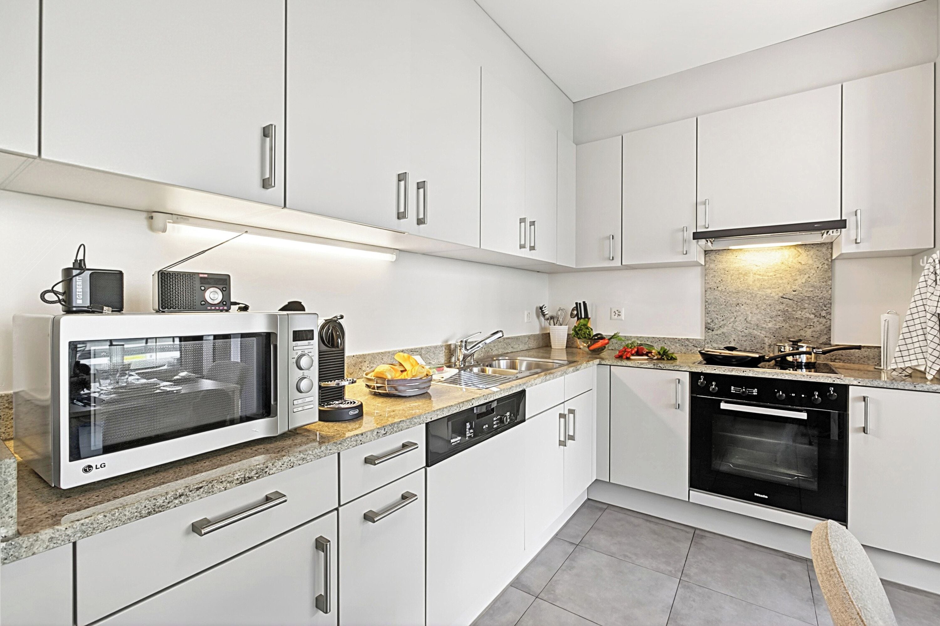 Kühlschrank, Mikrowelle, Ofen, Herdplatte