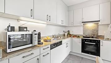 Kühlschrank, Mikrowelle, Ofen, Herdplatte