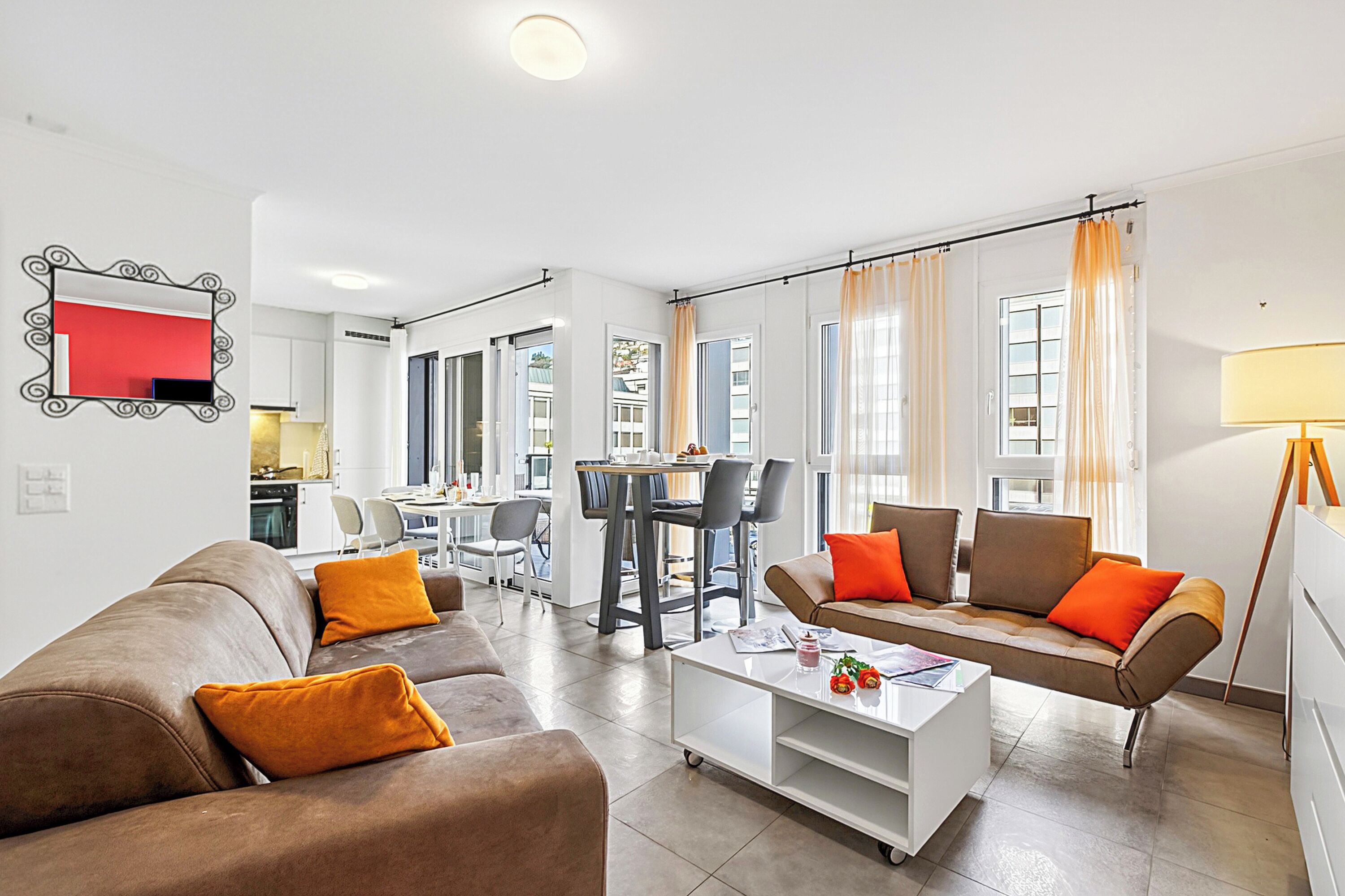 Familienapartment, Mehrere Schlafzimmer, 2 Bäder (Locarno Centro Apartment) | Wohnbereich | 21-Zoll-Smart-TV mit Kabelempfang