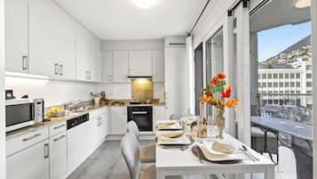 Familienapartment, Mehrere Schlafzimmer, 2 Bäder (Locarno Centro Apartment) | Eigene Küche | Kühlschrank, Mikrowelle, Ofen, Herdplatte