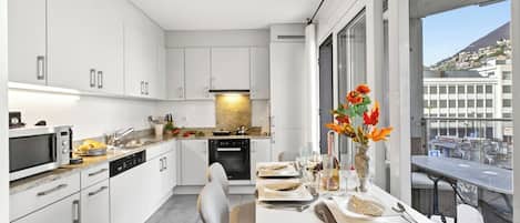 Perhehuoneisto, useita makuuhuoneita, 2 kylpyhuonetta (Locarno Centro Apartment) | Yksityinen keittiö | Jääkaappi, mikroaaltouuni, uuni, liesi