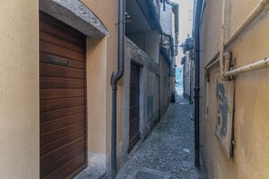 Exterior detail - Hortus apartment in the historic centre (Orta San Giulio)