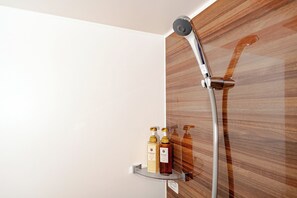 ฝักบัวในอ่างอาบน้ำ, ไดร์เป่าผม, ผ้าเช็ดตัว, สบู่