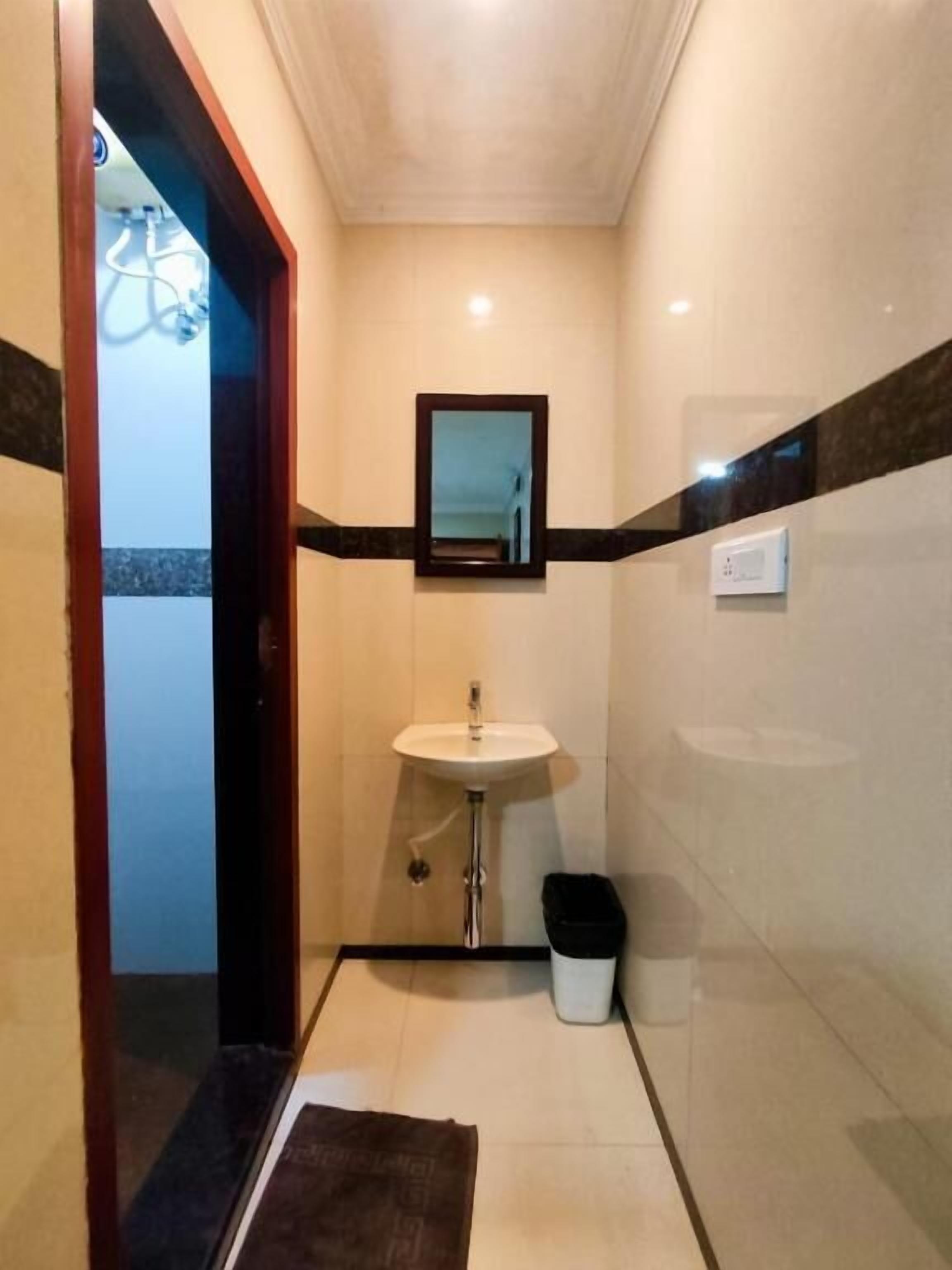 Basic Double Room | Bathroom | Shower, towels, soap, shampoo