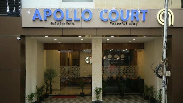 Entrada do Apollo Court, com piso xadrez e plantas em vasos.