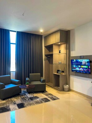 Familie suite | Woonruimte | Een 43-inch ledtelevisie met digitale zenders en een printer