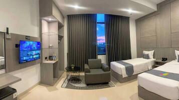 Junior Suite | Meja, ruang kerja komputer riba, seterika/papan seterika, Wi-fi percuma