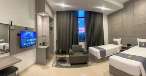 Junior Suite | Meja, ruang kerja komputer riba, seterika/papan seterika, Wi-fi percuma 