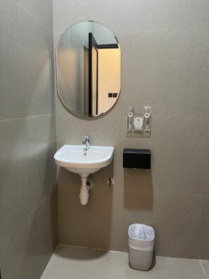 Standard Room, 1 Double Bed | Bathroom - The Quadrant Ocarina Hotel (Batam)