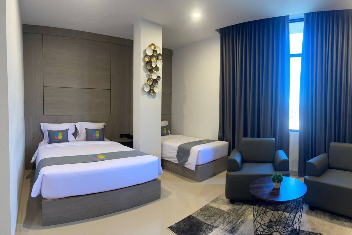 Phòng Suite dành cho gia đình | Bàn, khu vực làm việc phù hợp cho laptop, bàn ủi/dụng cụ ủi quần áo