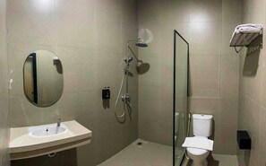 Junior-Suite | Badezimmer | Dusche, Handtücher, Seife, Shampoo