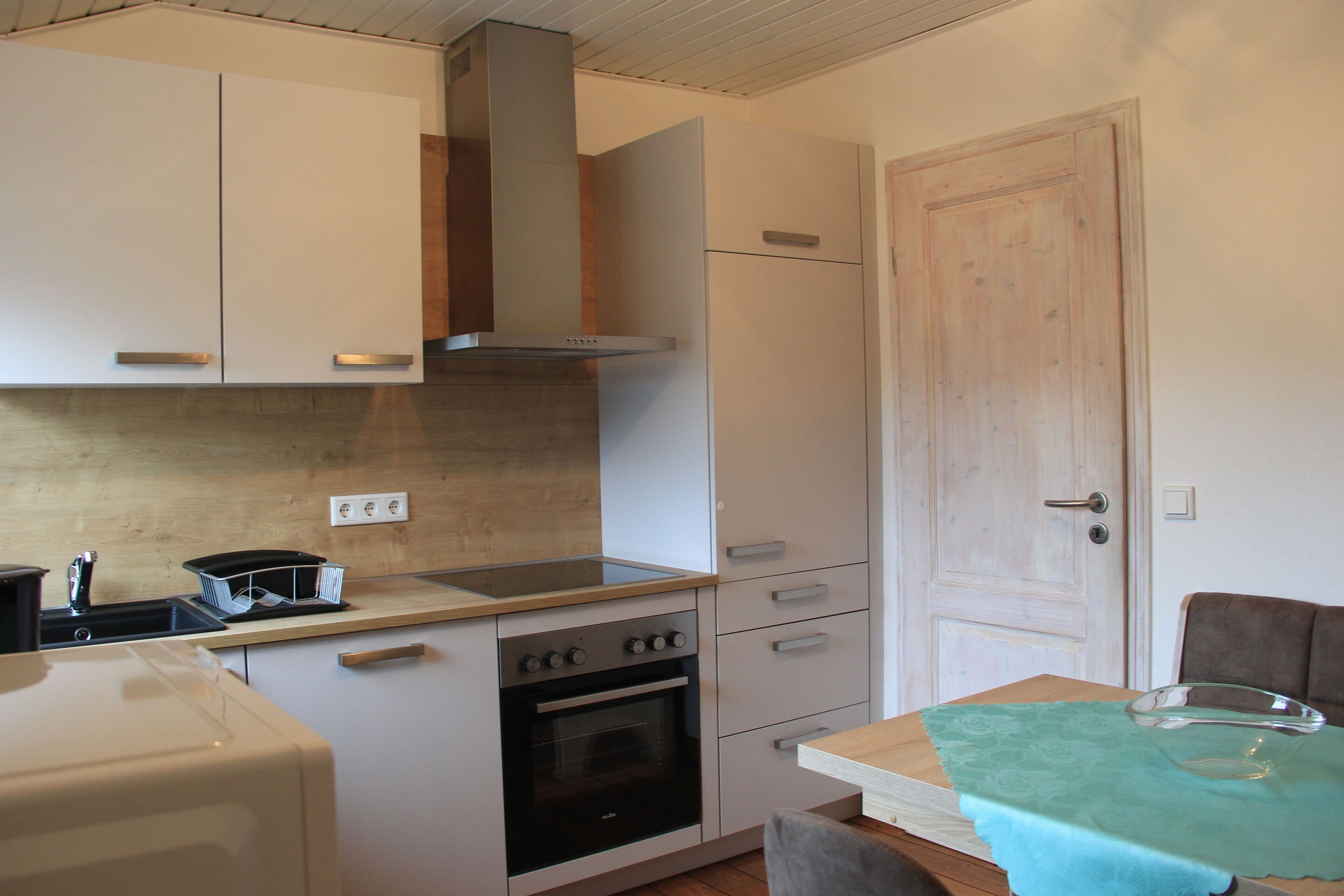 Kühlschrank, Mikrowelle, Herdplatte, Geschirrspüler