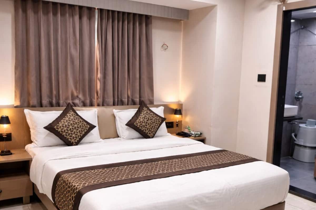 Deluxe Room | Desk, free WiFi