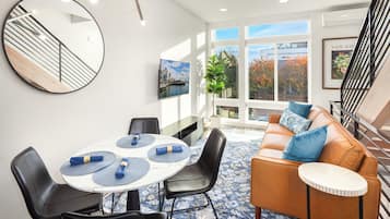 Maison en rangée familiale, 2 chambres, cuisine, vue sur la ville