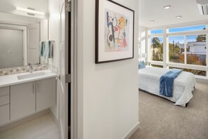 Family Townhome, 2 Bedrooms, Kitchen, City View | Iron/ironing board, free WiFi - Lake View Townhouse  (Seattle)